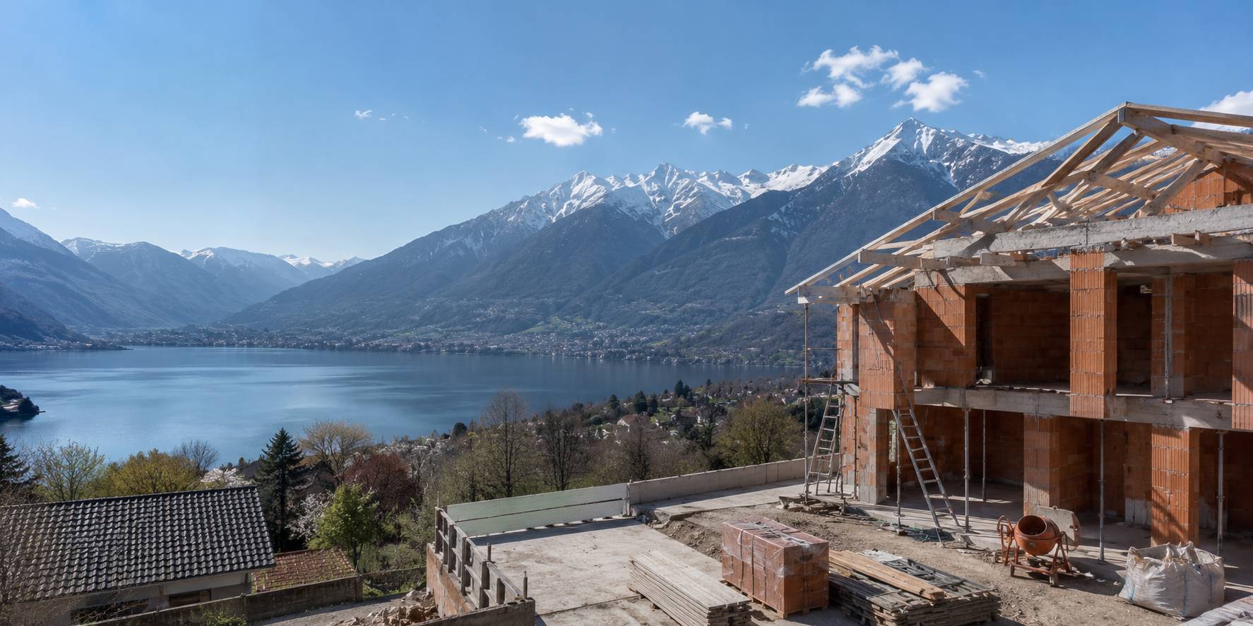 Lac et montagnes en Haute-Savoie, toiture au premier plan