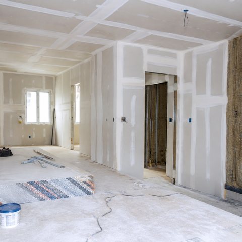Plâtrerie et isolation dans une maison en travaux